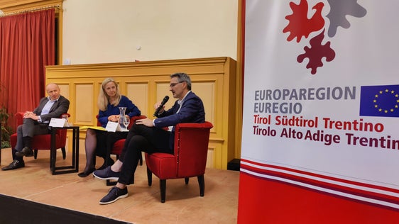 Nel fine settimana si è svolta a Dobbiaco la prima tappa dell'Accademia dell'Euregio 2023. Gli ospiti erano (da sinistra) Vasyl Khymynets (ambasciatore dell'Ucraina in Austria), Christine Brugger (conduttrice di Radio Osttirol) e il presidente Arno Kompatscher. (Foto: Euregio/Fink)