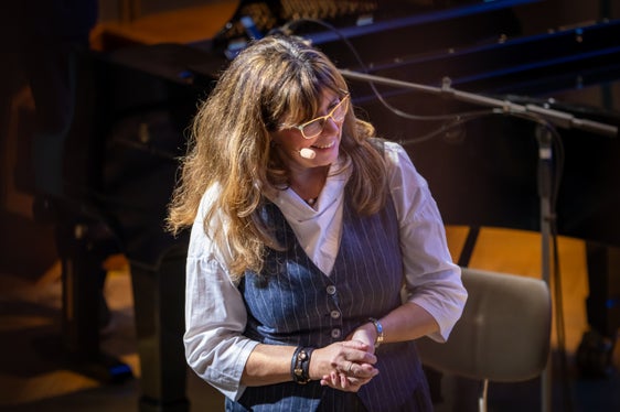 La direttrice Alexandra Pedrotti ha guidato la prima parte della giornata di apertura dell'anno pedagogico delle scuole di musica, proseguita nel pomeriggio con sessioni di gruppo specialistiche. (Foto: USP/Nathan Chizzali)