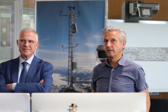 Der täglich veröffentlichte Warnlagebericht für Naturereignisse in Südtirol ist das Hauptprodukt des Landeswarnzentrums im Rahmen des Landeswarnsystems: Regierungskommissär Vito Cusumano (links) mit dem Direktor des Landeswarnzentrums Willigis Gallmetzer. (Foto: LPA/Maja Clara)