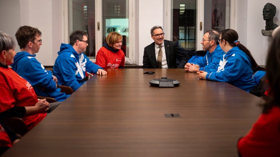 Im Gespräch mit den Teilnehmenden der Special Olympics und Special Olympics Südtirol-Präsidentin Martha Stocker (4.v.l.) hat Landeshauptmann Kompatscher den Vorbildcharakter der Sportlerinnen und Sportler hervorgehoben. (Foto: LPA/Silvia Obwexer)