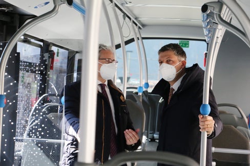 Im Stadtbereich testet das Land neben den E-Bussen, die sich bereits im täglichen Einsatz sind, auch laufend neue Prototypen:  SASA-Chef-Ingenieur Luigi Lugaro und LR Daniel Alfreider beim E-Bus-Test in den ersten Märztagen in Bozen. (Foto: LPA/Ingo Dejaco)