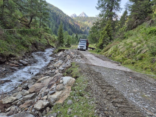Im Silvestertal im Bereich Steinbergalm erfolgten Erosionen entlang des Talbachs, die zum Teil bereits am Samstag saniert wurden und weiter saniert werden. (Foto: LPA/Amt für Wildbach- und Lawinenverbauung Ost in der Agentur für Bevölkeurngsschutz)
