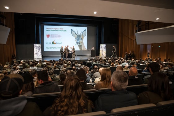 Una sala gremita al Waltherhaus di Bolzano in occasione della cerimonia di esame dei cacciatori il 26 novembre. (Foto: USP/Bernhard Aichner)
