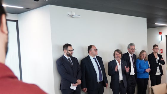 L'assessore provinciale Messner ha proseguito la sua ampia serie di visite al sistema sanitario altoatesino e ha ringraziato tutti i dipendenti per l'impegno e la disponibilità dimostrati durante i colloqui: da sinistra il direttore amministrativo Luca Armanaschi, il direttore generale Christian Kofler, l'assessore provinciale Hubert Messner, il direttore del Dipartimento Michael Mayr, la direttrice della Ripartizione Salute Laura Schrott, il segretario particolare dell'assessore provinciale Messner Samuel Vieider. (Foto: USP/Azienda sanitaria/Peter Seebacher)