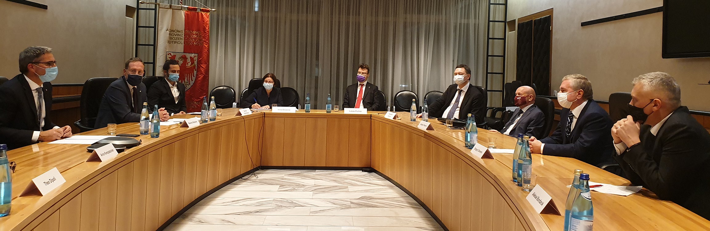 La concessione del complesso Zarenbrunn a Merano tra i temi al centro incontro di lunedì sera (8 novembre) tra il presidente Arno Kompatscher, l'assessore Massimo Bessone (1° e 2° da sx) e il ministro russo Sergey Cheremin (2° da dx) e una delegazione russa. (Foto: AS/Anna Pitarelli)