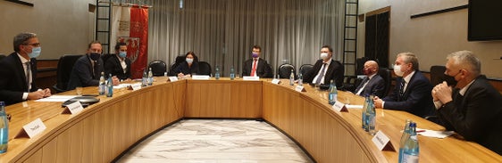 La concessione del complesso Zarenbrunn a Merano tra i temi al centro incontro di lunedì sera (8 novembre) tra il presidente Arno Kompatscher, l'assessore Massimo Bessone (1° e 2° da sx) e il ministro russo Sergey Cheremin (2° da dx) e una delegazione russa. (Foto: AS/Anna Pitarelli)