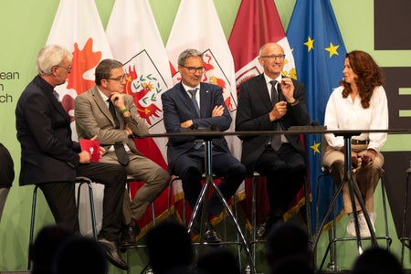 Un chiaro impegno a favore della democrazia come migliore forma di governo per la popolazione: (da sinistra) il moderatore Dénes Széchényi, i presidenti Fugatti, Kompatscher e Mattle in discussione con la presidente del CdR Kata Tüttő (Foto: Land Tirol/Sedlak)