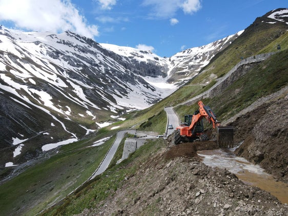 Il personale del Servizio strade al lavoro lungo i tornanti dello Stelvio (Foto: GNews)