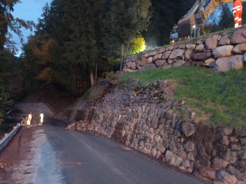 Nach der großen Rutschung auf die Straße in Laurein hat der Landesstraßendienst aufwändige Aufräum- und Sicherungsarbeiten vorgenommen, die Straße Proveis-Laurein konnte wieder geöffnet werden. (Foto: LPA/Landesstraßendienst)