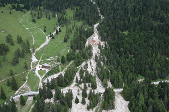 Im Tscheinerbach in der Gemeinde Welschnofen errichtet das Landesamt für Wildbach- und Lawinenverbauung Süd eine neue Sperre, weil sich infolge mehrerer Unwetterereignisse überaus große Mengen an Geschiebematerial in Bewegung gesetzt haben; das Bild entstand nach dem großen Unwetter 2019. (Foto: LPA/Amt für Wildbach- und Lawinenverbauung Süd in der Agentur für Bevölkerungsschutz)