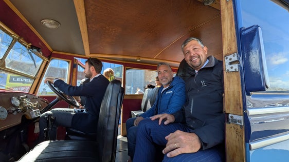 Il vicepresidente e assessore alla Mobilità della Provincia autonoma di Bolzano, Daniel Alfreider (a destra nella foto), e l'assessore ai Trasporti e alla Mobilità sostenibile di Regione Lombardia, Franco Lucente, fotografati su un autobus storico, dopo un incontro in alta quota per confrontarsi sulla collaborazione tra i diversi enti territoriali volta a garantire collegamenti di qualità verso e attraverso il Passo dello Stelvio. (Foto. USP/Dipartimento Infrastrutture e Mobilità)