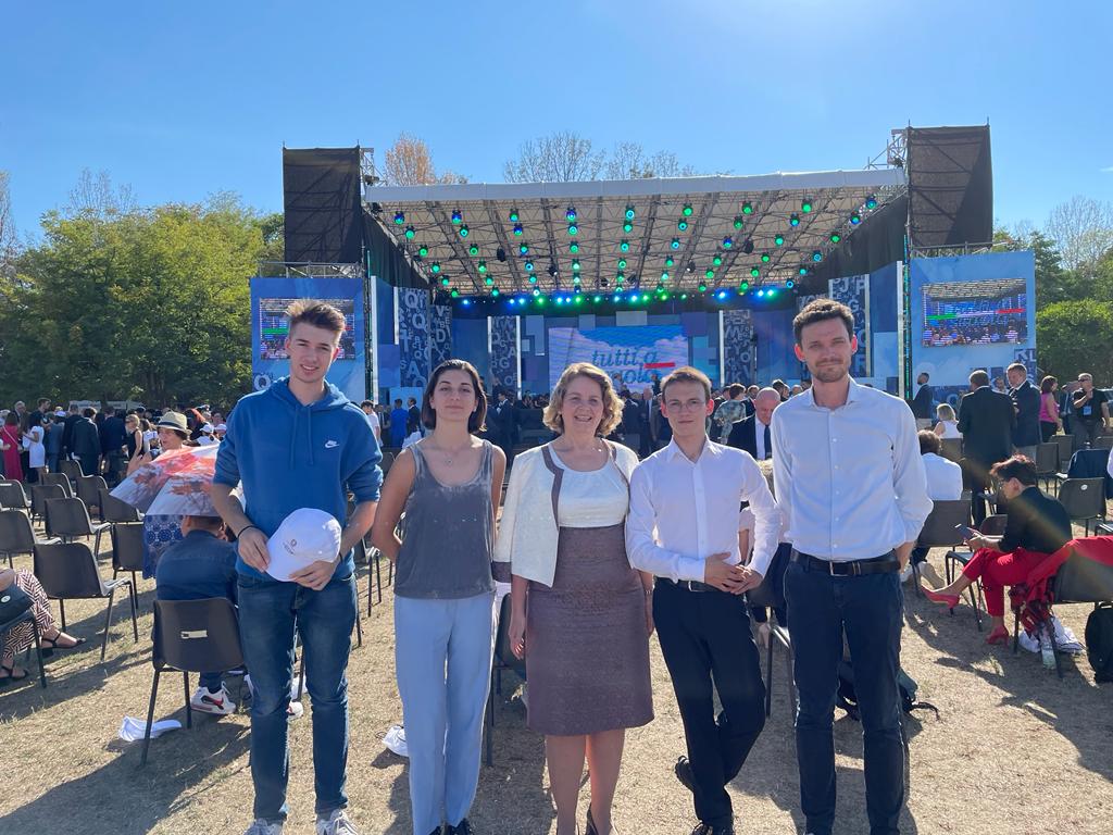 La delegazion ladina pra la zeremonia de giaurida dl ann de scola tl Piemont: (da man ciancia) Enrico Karbon, Chiara Demetz, Edith Ploner, Marat Busini y Fabian Fistill (Foto: LPA/Intendënza ladina)
