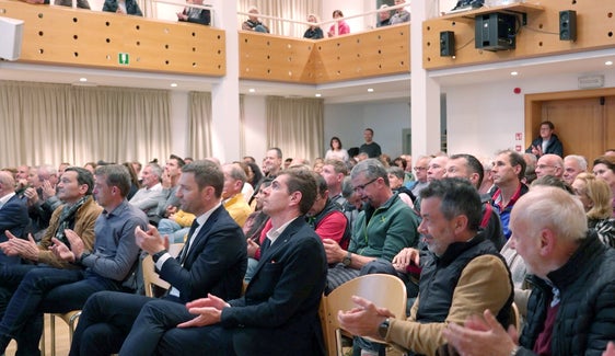 Beim Infoabend zur Riggertalschleife und zur Mobilität in Schabs zeigten die Bürgerinnen und Bürger sich interessiert an den Vorhaben. Vor allem die Entwicklungsmöglichkeiten für das Dorf wurden positiv bewertet. (Foto: LPA/Mobilitätsressort)