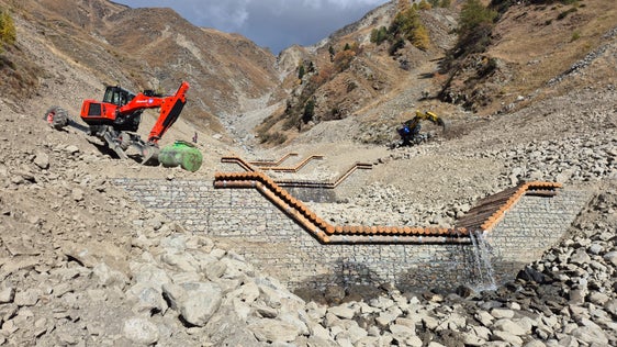Im Sommer vergangenen Jahres wurden die Arbeiten am Kaserbach/Vernagtbach begonnen, Mitte Oktober dieses Jahres wurden sie abgeschlossen. (Foto: LPA/Landesamt für Wildbach- und Lawinenverbauung West in der Agentur für Bevölkerungsschutz/Martin Eschgfäller)