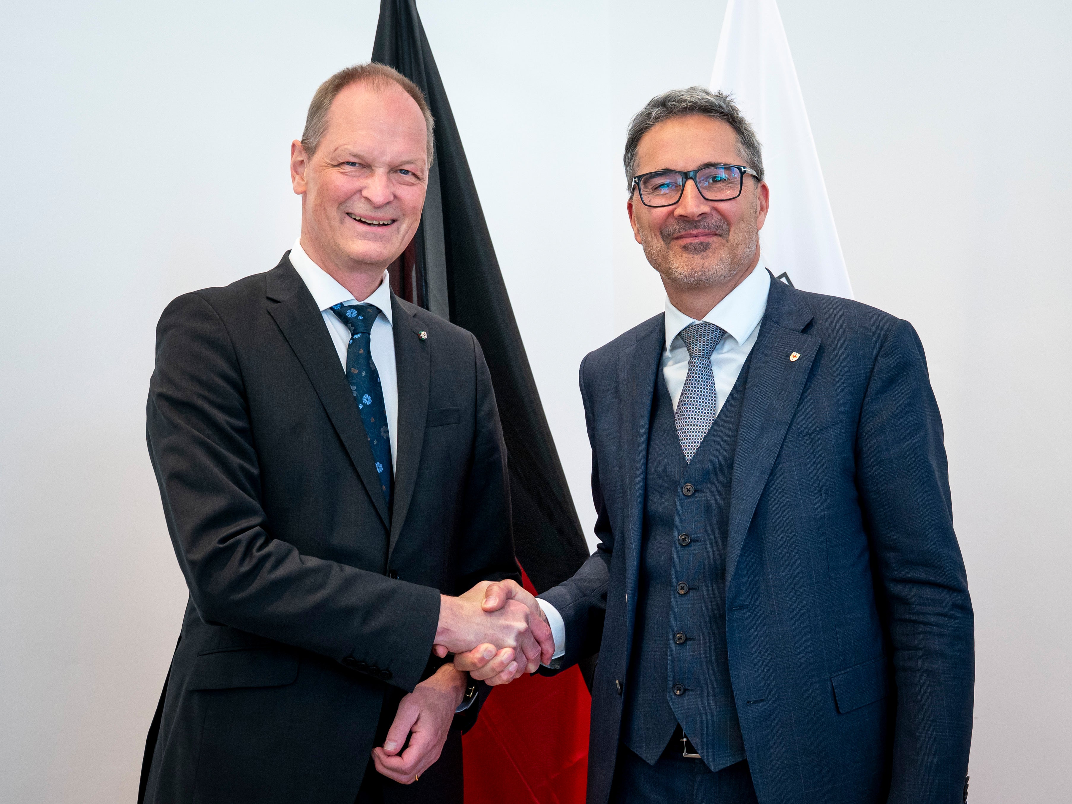 L'ambasciatore tedesco a Roma, Thomas Bagger (a sinistra), e il presidente della Provincia Arno Kompatscher durante l'incontro a Palazzo Widmann, a Bolzano. (Foto: USP/Fabio Brucculeri)