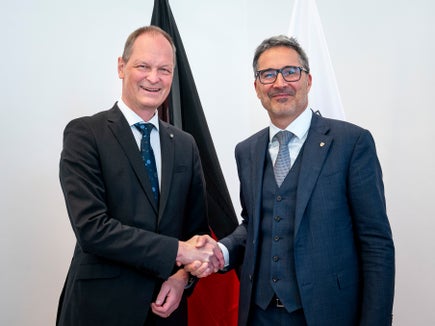 Der deutsche Botschafter in Rom, Thomas Bagger (links), und Landeshauptmann Arno Kompatscher beim Treffen im Palais Widmann in Bozen. (Foto: LPA/Fabio Brucculeri)