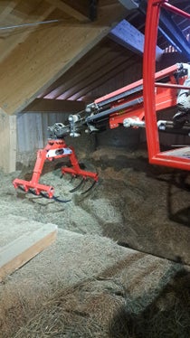 Landwirtschaftslandesrat Luis Walcher setzt sich dafür ein, die Innenmechanisierung als Arbeitserleichterung auf einem landwirtschaftlichen Betrieb zu fördern, dazu zählt etwa ein Heukran (im Bild). (Foto: LPA/Landesamt für Landmaschinen und biologische Produktion/Martin Stuppner)