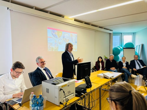 Pro Tag wrden südtirolweit 536 Zugänge in der Hauskrankenpflege pro Tag verzeichnet, sagte Gesundheitslandesrat Hubert Messner (dritter von links) gemeinsam mit Partikularsekretär Samuel Vieider, Ressortdirektor Michael Mayr, der Direktorin des Gesundheitsbezirkes Meran Janah Maria Andreis, Sanitätsdirektor Josef Widmann, Pflegedirektorin Marianne Siller und dem Generaldirektor des Sanitätsbetriebs Christian Kofler (von links) im Gepräch mit den Mitarbeitenden des Gesundheitssprengels. (Foto : LPA/Angelika Schrott)