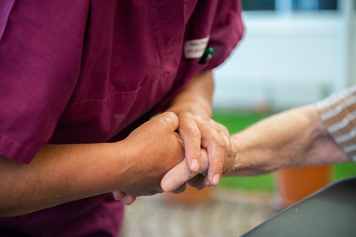 Für die berufsbegleitenden Ausbildungsangebote für Pflegehelfer und Pflegehelferinnen sowie Soziabetreuerinnen und Sozialbetreuer hat die Landesregierung die Durchführungsmodalitäten angepasst. (Foto: LPA/Claudia Corrent)