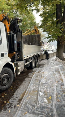 Mobile Betonelemente hat die Wildbachverbauung auf der orographisch rechten Seite des Eisacks in Klausen auf einer Länge von 240 Metern aufgestellt, um bei einem Anstieg des Pegels gewappnet zu sein, wie im Foto von Vorarbeiter Patrick Lanthaler ersichtlich. (Foto: LPA/Agentur für Bevölkerungsschutz/Landesamt für Wildbach- und Lawinenverbauung Nord)