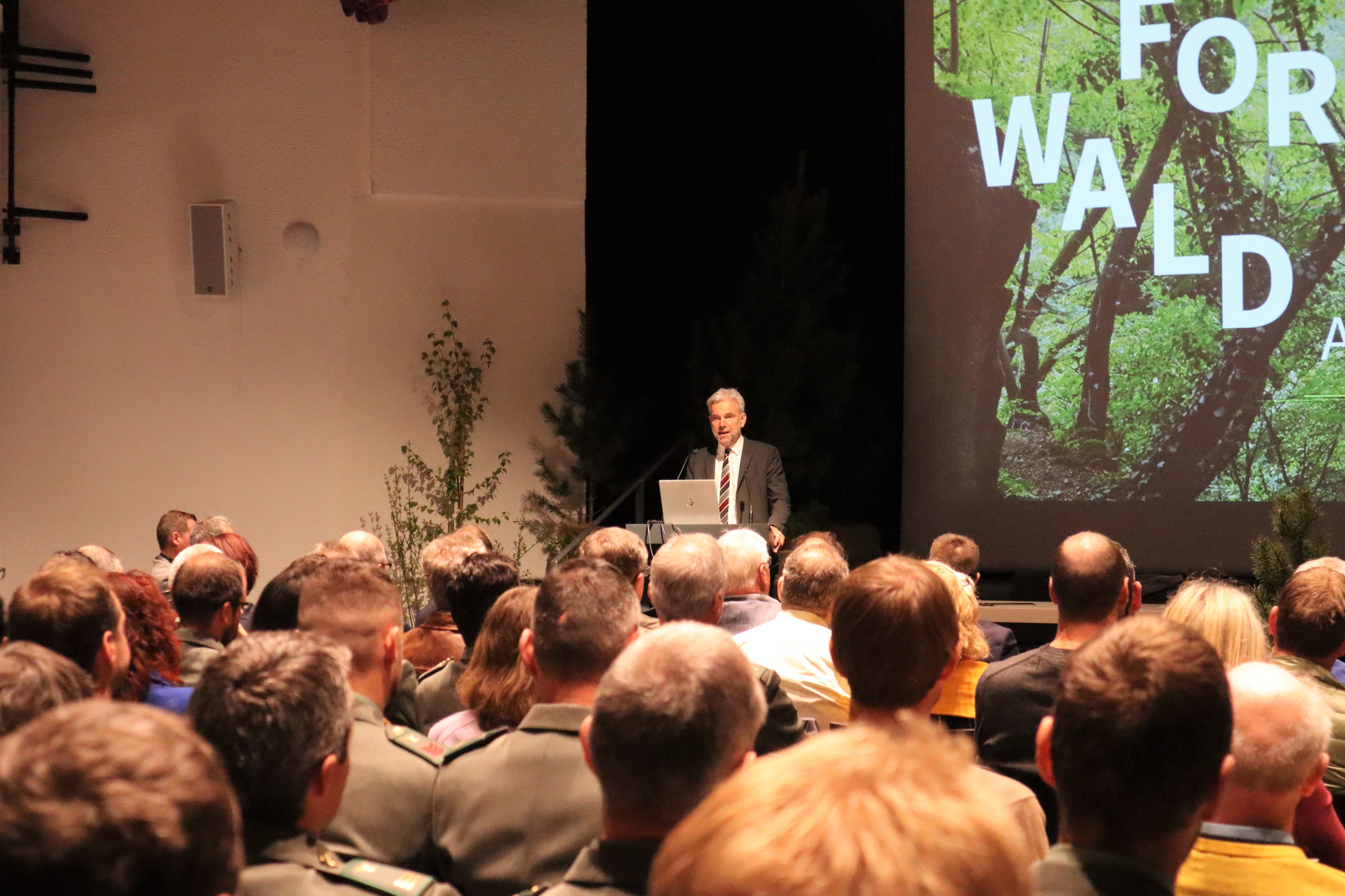 Forstlandesrat Arnold Schuler  stellte bei der Forstinfotagung in Vahrn die Waldagenda 2030 vor. (Foto: LPA/Noemi Prinoth)