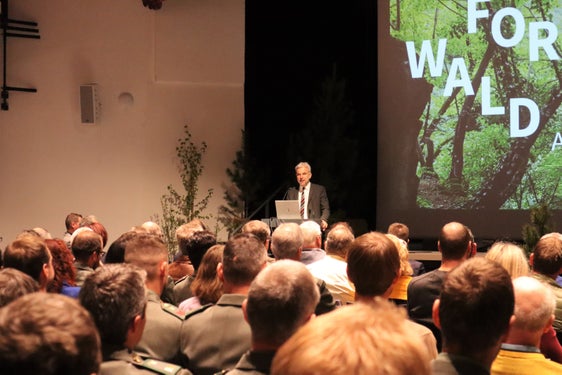 Forstlandesrat Arnold Schuler  stellte bei der Forstinfotagung in Vahrn die Waldagenda 2030 vor. (Foto: LPA/Noemi Prinoth)