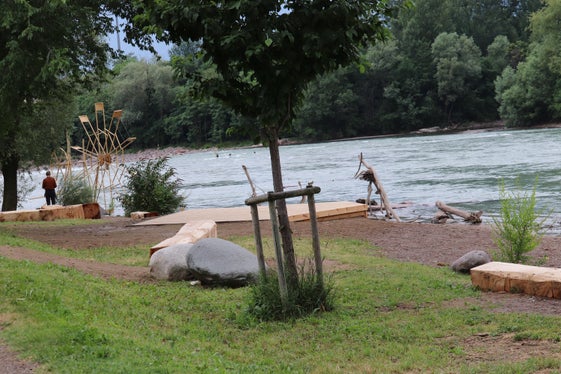 Freiräume am Wasser: Vor einem Jahr, am 30. Juni 2023, wurde diese Plattform am orographisch linken Ufer des Eisacks unterhalb der Loretobrücke ihrer Bestimmung als Naherholungszone für die Bevölkerung übergeben. (Foto: LPA/Maja Clara)