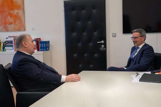 Nel corso del cordiale colloquio con il presidente Kompatscher, il nuovo questore di Bolzano ha posto in prima linea problematiche quali i reati di violenza di genere e la devianza giovanile. (Foto: ASP/ Greta Stuefer) 