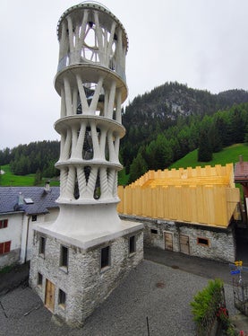 Visita della delegazione della Direzione Istruzione e Cultura ladina nella regione di lingua romancia dei Grigioni: la Torre Bianca a Mulegns (foto: USP/Direzione Istruzione e Cultura Ladina)