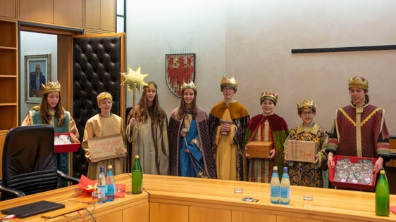 Quest'anno, otto Cantori della stella, di età compresa tra i 10 ed i 13 anni, provenienti dalle frazioni di Bressanone Tiles, Gereut e Pinzago, hanno portato la loro benedizione alla Giunta provinciale a Palazzo Widmann (Foto: ASP/Fabio Brucculeri)