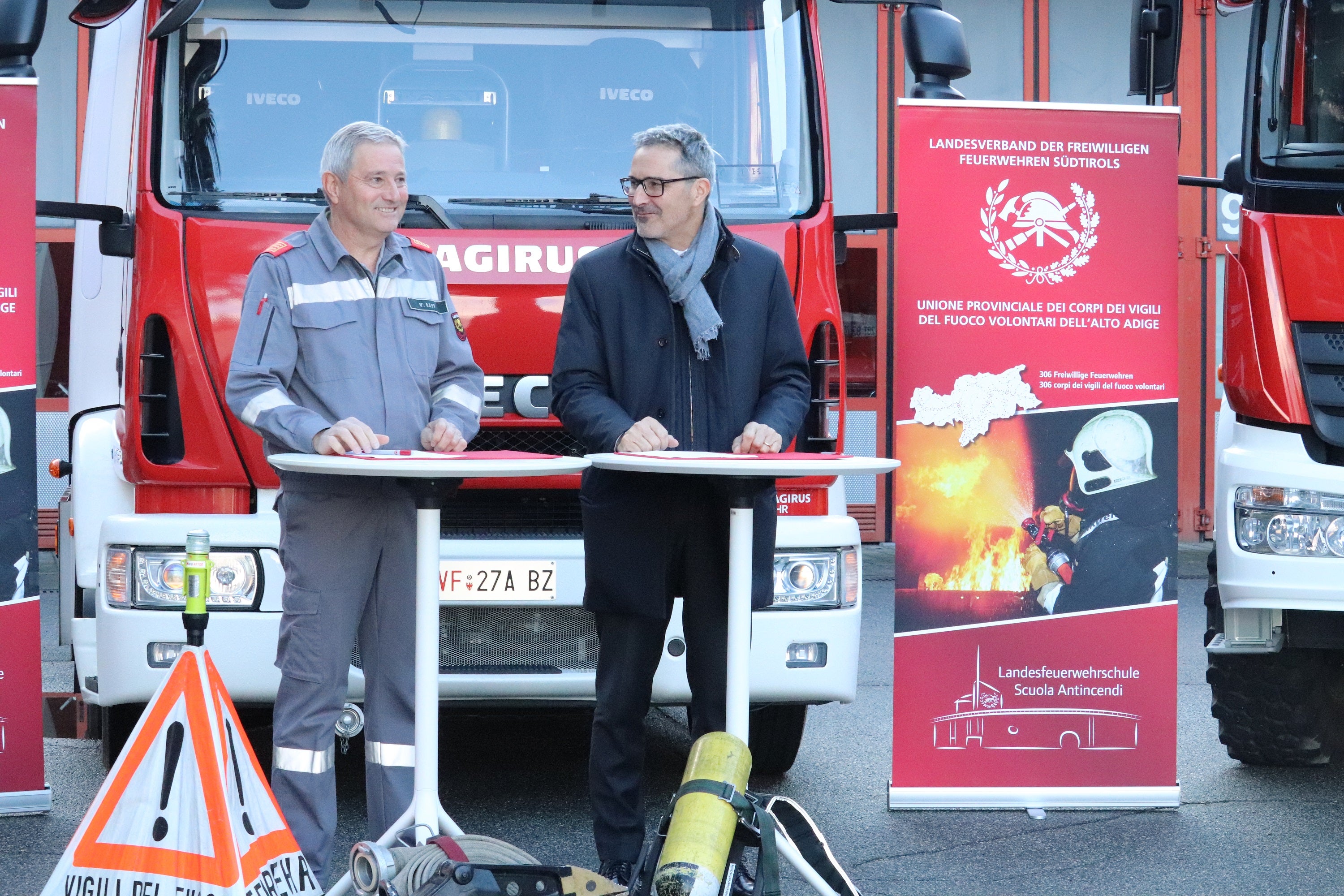 Vereinbarung zur Führung der Landesfeuerwehrschule in Vilpian unterzeichnet: Bevölkerungsschutzlandesrat und Landeshauptmann Arno Kompatscher (rechts im Bild) und der Präsident des Landesverbandes der Freiwilligen Feuerwehren Südtirols Wolfram Gapp (Foto: LPA/Maja Clara)