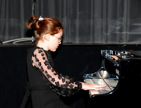 Ida Maria Finatzer (docente, Ulrike Ellemunter) si è esibita con successo nella categoria pianoforte al concorso prima la musica (Foto: ASP/Melanie Eberl)