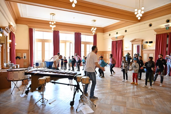 Alunne e alunni delle scuole della provincia hanno partecipato a diversi laboratori nel corso della Giornata dell'Europa presso il Centro Culturale di Dobbiaco. (Foto: ASP/Manuela Tessaro)