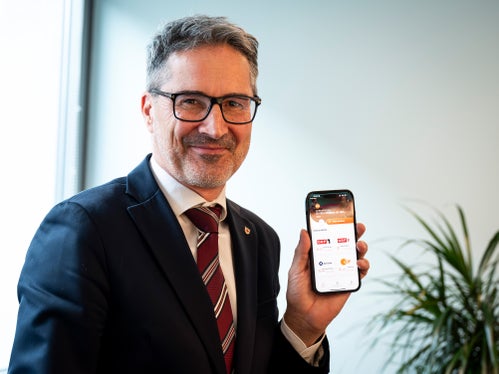 Mit der neuen RAS-Streaming-App wird es der Südtiroler Bevölkerung ermöglicht, Fernsehprogramme auch über mobile Geräte zu nutzen. Lieblingssendungen werden somit nicht mehr verpasst“, erklärt Landeshauptmann Arno Kompatscher