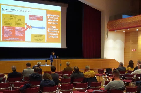 L'assessora Hochgruber Kuenzer il 14 marzo ad Appiano: Abbiamo un'occasione unica per plasmare il futuro del territorio nei prossimi 10 anni. (Foto: ASP/Comune Appiano)