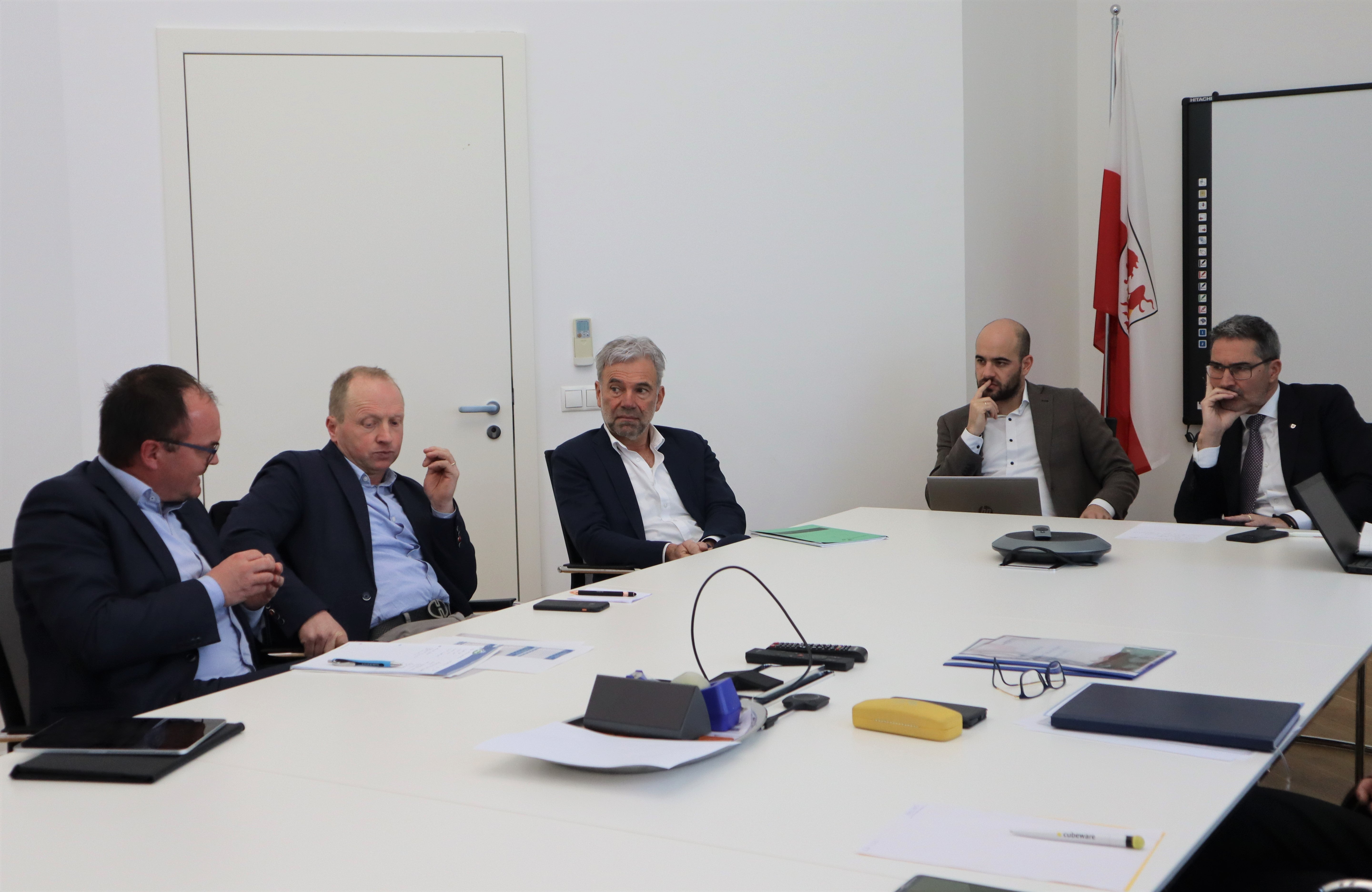 Die Vertreter der Milchwirtschaft zeichneten das Bild der Situation und entwarfen mit Landesrat Schuler (3. v. l.) und Landeshauptmann Kompatscher (ganz r.) Zukunftsszenarien. (Foto: LPA/Noemi Prinoth)