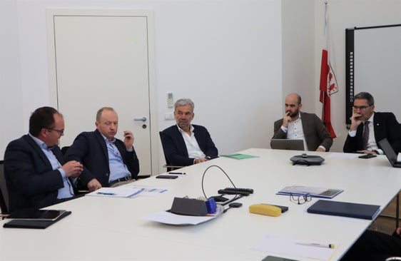 Die Vertreter der Milchwirtschaft zeichneten das Bild der Situation und entwarfen mit Landesrat Schuler (3. v. l.) und Landeshauptmann Kompatscher (ganz r.) Zukunftsszenarien. (Foto: LPA/Noemi Prinoth)