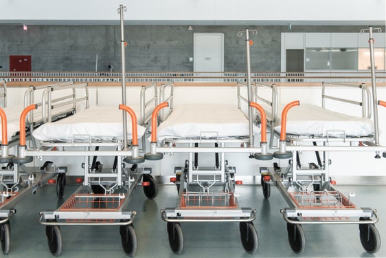 Durch Ankäufe von nichtmedizinischen Geräten wie zum Beispiel Betten, Kühlschränken oder Rollstühlen verbessert das Land die Ausstattung in den Krankenhäusern, Sprengeln und wohnortnahen Gesundheitsdiensten. "Davon profitieren die Patientinnen und Patienten ebenso wie das Personal", sagt Gesundheitslandesrat Hubert Messner.(Foto.LPA/Claudia Corrent)