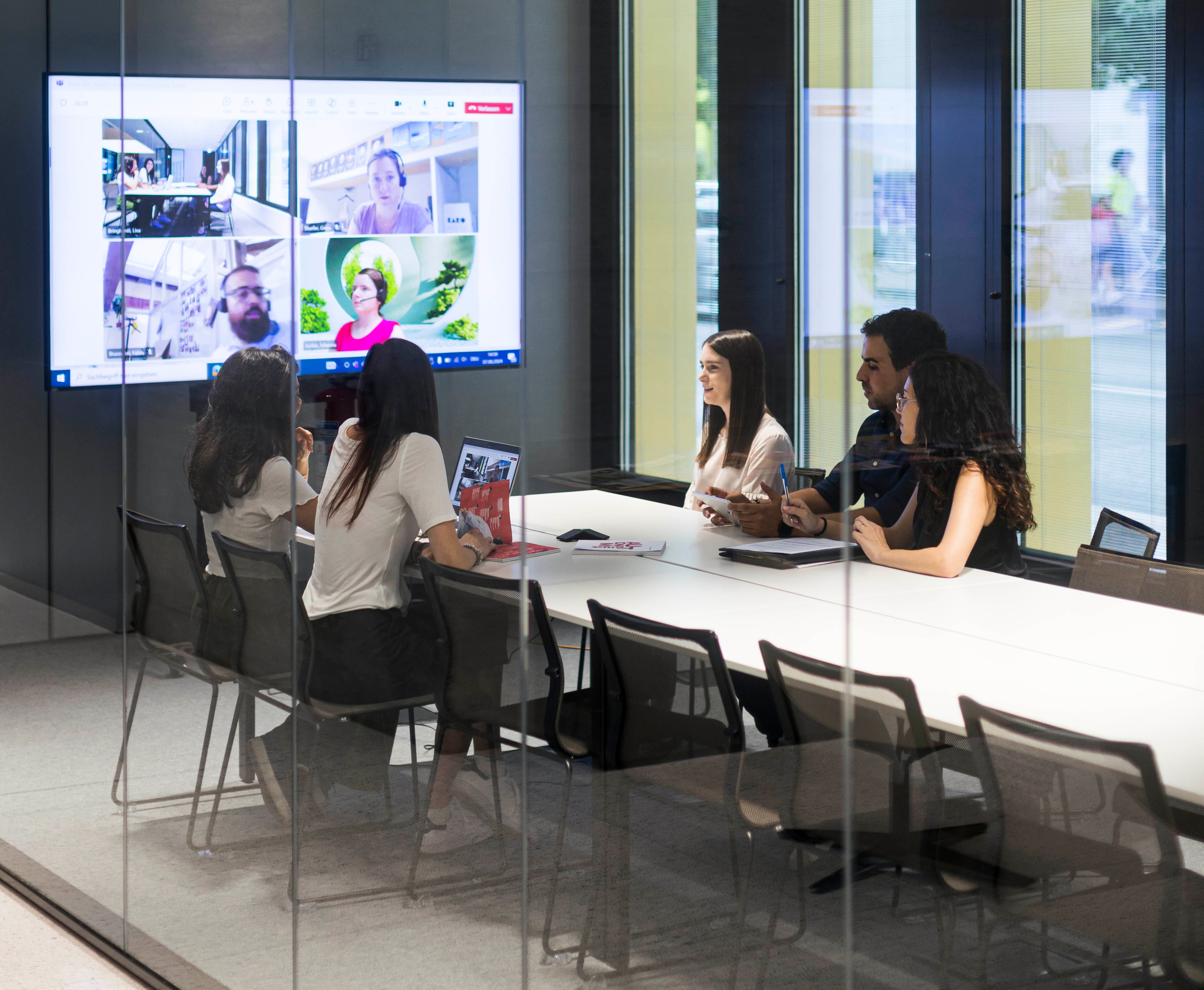 Das Land bietet als Arbeitgeber vielfältige Arbeitsmöglichkeiten und Formen der Zusammenarbeit. Bis zum 17. September kann man sich für den öffentlichen Wettbewerb anmelden, mit dem Mitarbeitende für über 100 freie Arbeitsstellen gesucht werden. (Foto: LPA/Tiberio Sorvillo)