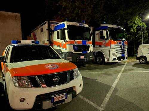Con otto veicoli di servizio come quello della della Croce Bianca altoatesina (nella foto a sinistra), il convoglio di volontari partirà dalla sede dell'Agenzia di Protezione vivile di Bolzano verso Roma nella prima mattinata del 1° agosto. (Foto: USP/Sezione Protezione civile della Croce Bianca)