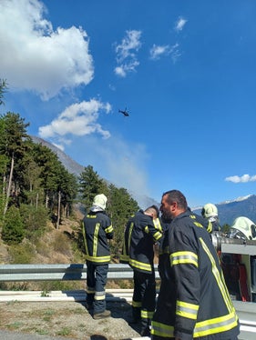 Der Brand erfasste eine Fläche von etwa einem halben Hektar reinen Schwarzkiefernwald, mit einer Ausdehnung von rund 40 mal 150 Metern. (Foto: LPA/Forstinspektorat Schlanders)