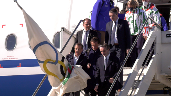 LH-Stellvertreter Vettorato hat am Flughafen Malpensa gemeinsam mit den Partnern der Olympischen Winterspiele 2026 die aus Peking kommende Olympia-Flagge in Empfang genommen. (Foto: LPA/Scampini)