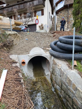 Der Durchmesser der neuen Rohrleitung für die Tscharserquelle wurde nach der Abflussmenge für ein 100-jähriges Hochwasser berechnet. (Foto: LPA/Landesamt für Wildbachverbauung West in der Agentur für Bevölkerungsschutz)