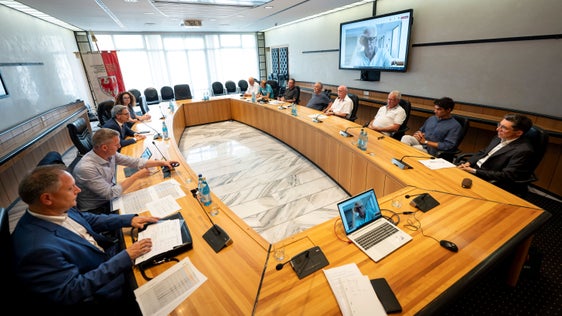 Il presidente della Provincia Arno Kompatscher e l'assessore provinciale Luis Walcher hanno concordato un piano finanziario con i presidenti delle due associazioni alpine AVS e CAI e i loro consigli direttivi per la promozione e la manutenzione dei rifugi. (Foto: USP/Fabio Brucculeri)