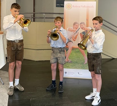 Die Gruppe DOWI 3er war im Frühjahr beim Südtiroler Wettbewerb dabei und ist nun mit der Lehrperson Ludwig Wilhalm auch nach Innsbruck gefahren. (Foto: LPA/Referat Volksmusik der Landesdirektion Deutsche und ladinische Musikschule)