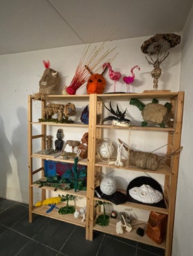 Ein Team aus erfahrenen Lehrkräften und Künstlerinnen und Künstlern begleitet in der Scola de Creativitá in St. Ulrich  Kinder der vierten und fünften Grundschulklassen und Mittelschülerinnen und Mittelschüler das ganze Schuljahr durch einen kreativen Prozess. (Foto: LPA/Ladinische Bildung und Kultur/Sara Runggaldier)