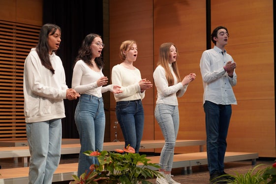 Die Young Singers der Musikschule Meran wurden von Carmen Declara und Susanne Obkircher auf Sing in Auer vorbereitet. (Foto: LPA/Konrad Pichler)