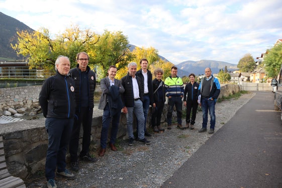 Besichtigung Baustelle Eisack in Brixen: (v.l.) Direktor Funktionsbereich Wildbachverbauung Fabio De Polo, Ressortdirektor Klaus Unterweger, Alexander Gruber (Gemeinde Brixen), Landesrat Arnold Schuler, Stadtrat Peter Natter, Bauleiter Lukas Pichler, Vorarbeiter Otto Gruber, Caterina Ghiraldo und Philipp Walder vom Landesamt für Wildbachverbauung Nord (Foto: LPA/Noemi Prinoth)