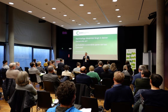 Il convegno sulla mobilità locale si è svolto oggi (24 novembre) all'Eurac di Bolzano (Foto: ASP/Elisa Zambiasi)