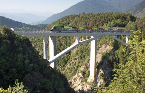 Die&nbsp;Bahnschleife&nbsp;im&nbsp;Riggertal&nbsp;mit der eine Zeitersparnis für die&nbsp;Fahrgäste und die direkte Durchbindung der Züge von&nbsp;Mals&nbsp;bis nach&nbsp;Innichen&nbsp;einen Schritt näher rückt. (Rendering: Mobilitätsressort)